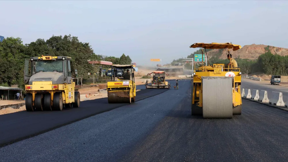 Thi công dự án đường cao tốc Hòa Liên - Túy Loan. Ảnh: XUÂN QUỲNH