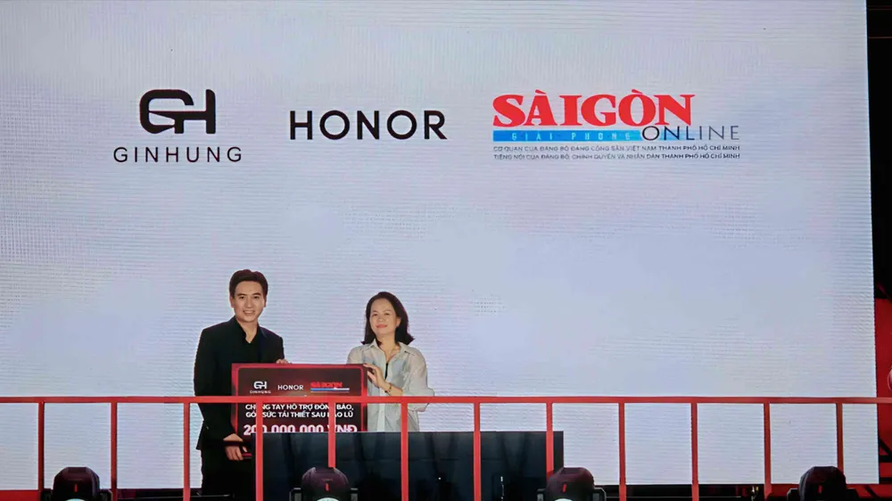 dai dien Bao1 SGGP tiep nhan bang trao tuong trung 200 trieu dong tu HONOR Viet Nam.jpg
