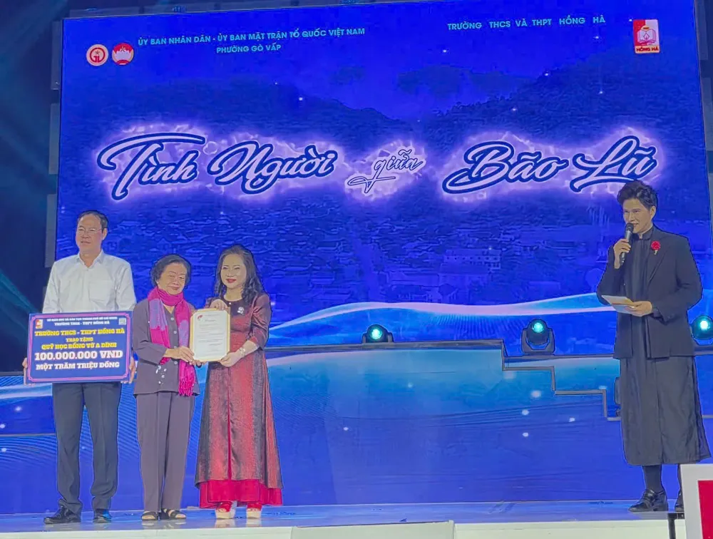 Consiliul Școlar Hong Ha a donat 100 de milioane de VND pentru seara muzicală. z7301621805605_939a56812520bfd16386da65d6d1835d.jpg