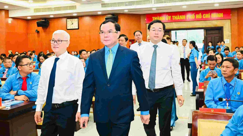 Lãnh đạo Tổng LĐLĐ Việt Nam và lãnh đạo TPHCM dự đại hội. Ảnh: VIỆT DŨNG