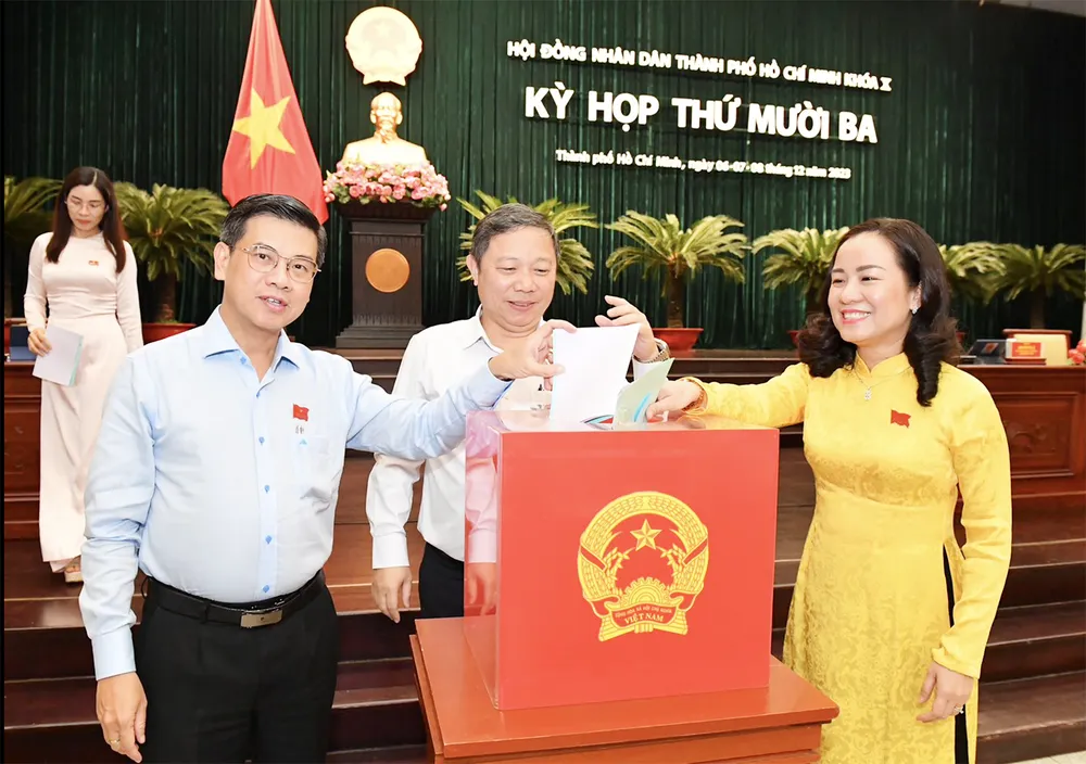 Đại biểu HĐND TPHCM khóa X bỏ phiếu tín nhiệm đối với các chức danh do HĐND TPHCM bầu. Ảnh: VIỆT DŨNG