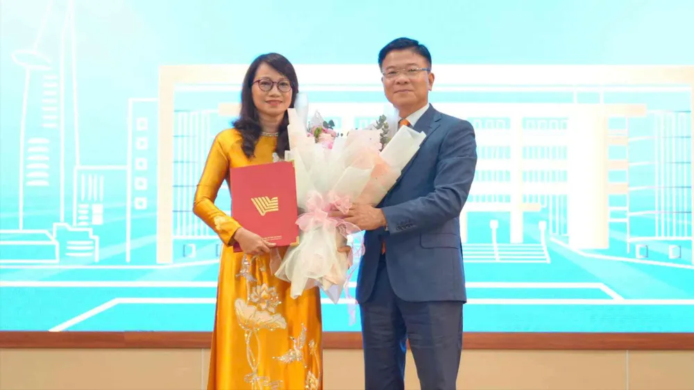 Phó Thủ tướng Lê Thành Long trao quyết định bổ nhiệm GS-TS Nguyễn Thị Thanh Mai làm Giám đốc ĐHQG TPHCM. Ảnh: THANH HÙNG