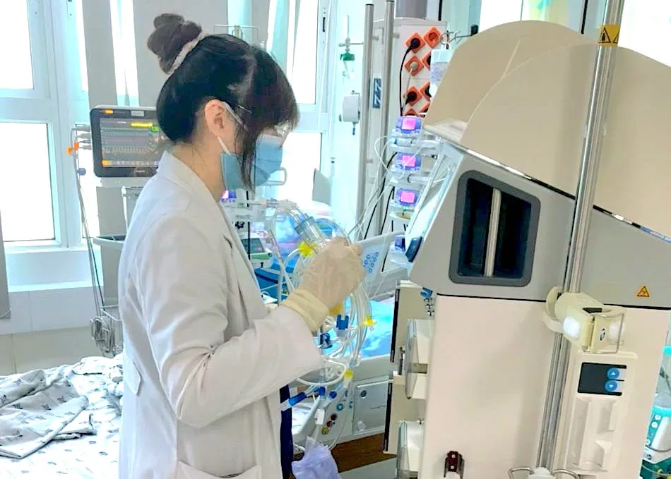 Trẻ được điều trị bằng phương pháp lọc máu hấp phụ, sử dụng quả lọc thế hệ mới LOC MAU.jpg