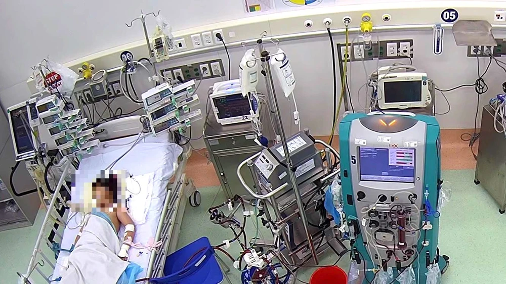 Bệnh nhi 7 tuổi phải chạy ECMO, lọc máu, hạ thân nhiệt chủ động và dùng thuốc chống phù não NHI DONG 1_censored (1).jpg