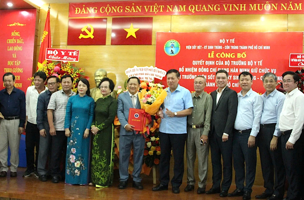 Thứ trưởng Bộ Y tế Đỗ Xuân Tuyên trao quyết định bổ nhiệm cho TS Giang Hán Minh. VIEN SOT RET.jpg
