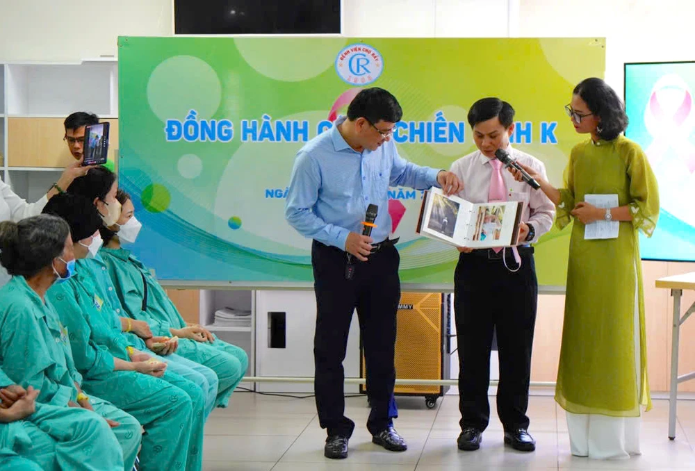 Quyển album ảnh kể về hành trình vượt qua ung thư của một nữ bệnh nhân z6386793178054_061805160d0a79d18f64413e26d38c09.jpg