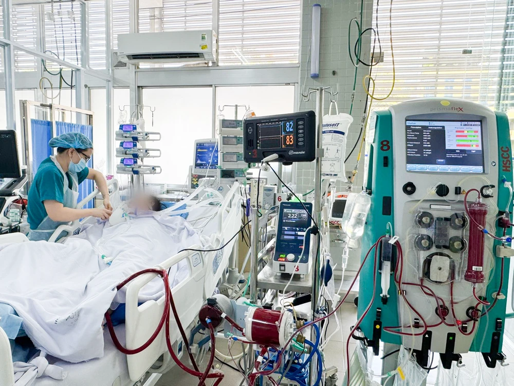 Ê-kíp điều trị sử dụng rất nhiều kỹ thuật cao để nỗ lực cứu sống người bệnh 1.png