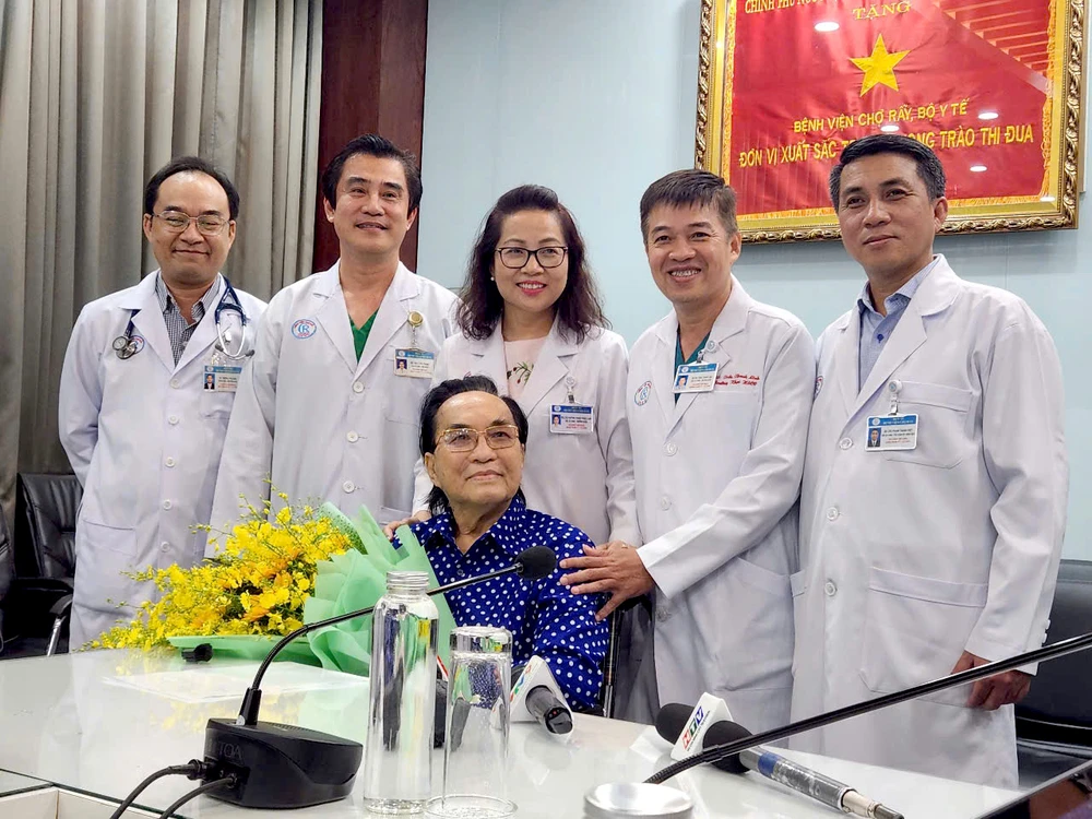 NSND Thanh Tuấn trở về từ cửa tử bên các bác sĩ Bệnh viện Chợ Rẫy z6488050054516_281aa6be3aaeaa2f9b101f089fd90e16.jpg