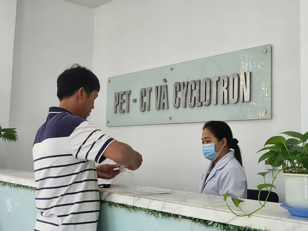 Los pacientes se registran para una exploración PET/CT en el Hospital Cho Ray. z6730666689345_6a930aee6795a3257dd311d6ddb795df.jpg