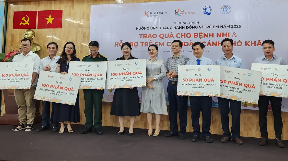 Hơn 1.000 phần quà được trao tặng đến các em nhỏ đang điều trị tại 9 bệnh viện 20250625_085926.jpg
