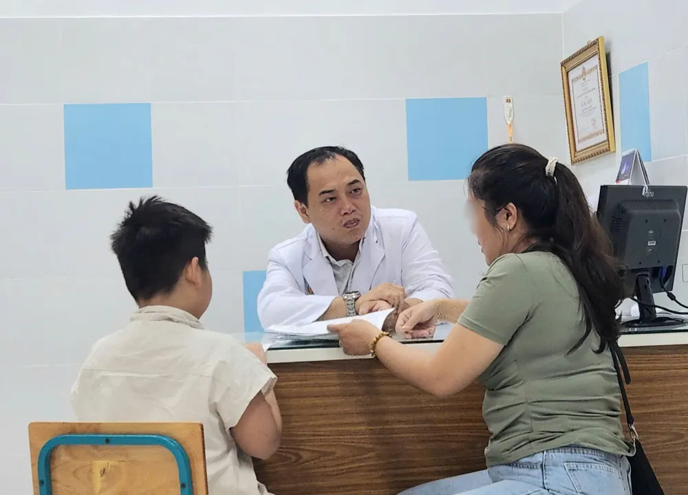 Bác sĩ Trần Quang Huy, khoa Tâm lý, Bệnh viện Nhi đồng 2 (TPHCM) tư vấn cho một phụ huynh có con bị tự kỷ 40fd8d92-8652-4e9f-a3b2-fbbd723feb62.jpg