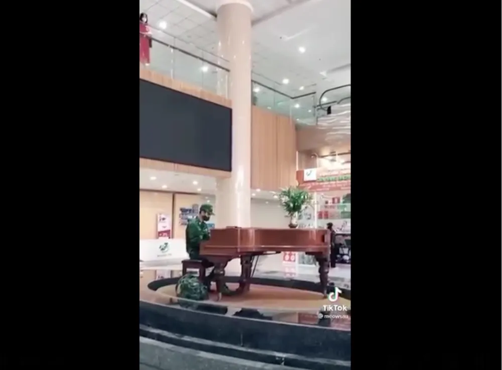 Một quân nhân ngẫu hứng biểu diễn piano tại Bệnh viện Quân Y 175 Ảnh màn hình 2025-08-15 lúc 09.04.23.png
