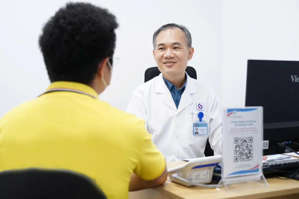 Bác sĩ Khoa Ngoại thận - Tiết niệu thăm khám và tư vấn cho người bệnh z6906264063131_135292f6d4e680ea9c1c46d18d8c1a5e.jpg