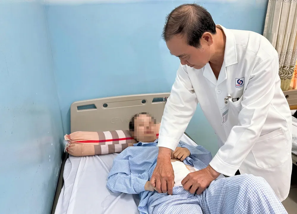 Bệnh nhân V.H.M. sau ca phẫu thuật căng thẳng z6923112112693_c3f41c6463f4993a43baca64ed75e9e4.jpg