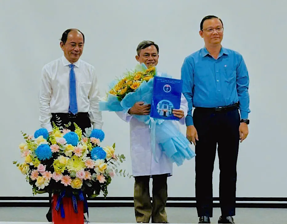 PGS.TS.BS Tăng Chí Thượng, GIám đốc Sở Y tế TPHCM trao quyết định bổ nhiệm BS Hoàng Mạnh Cường làm Giám đốc Bệnh viện Chấn thương chỉnh hình TPHCM