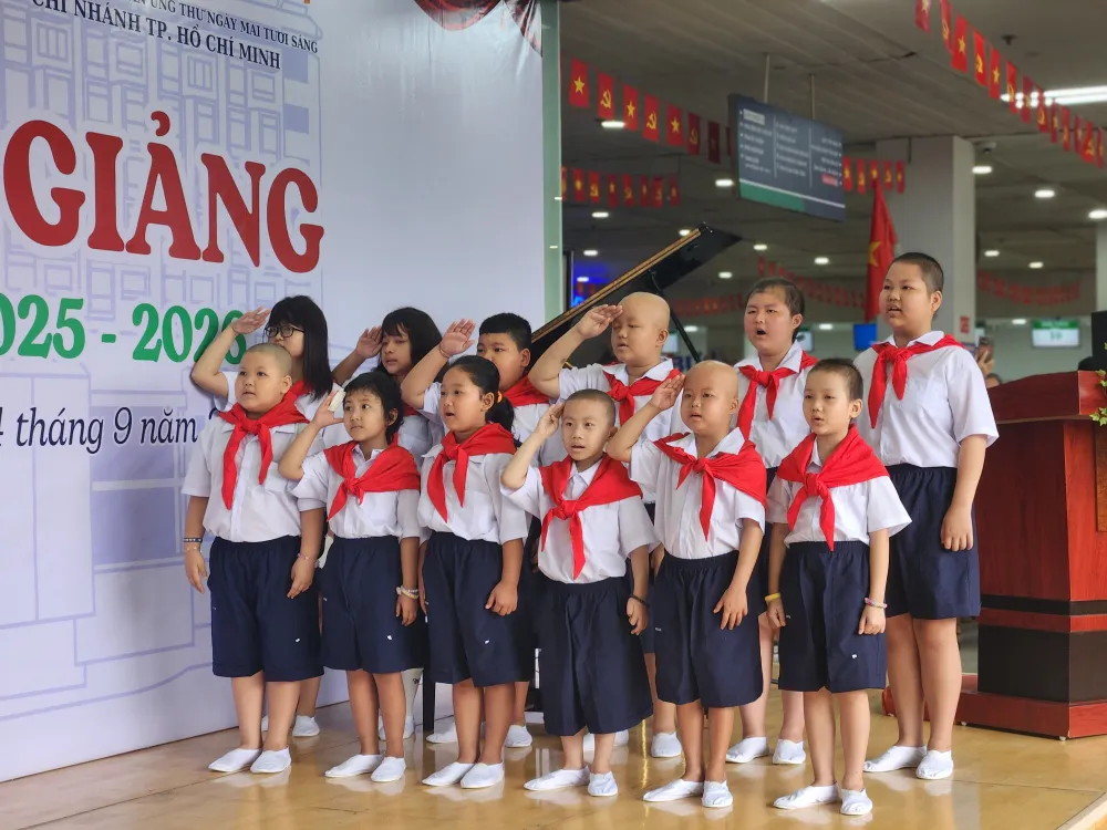Các bệnh nhi đồng thanh hát Quốc ca trong lễ khai giảng sáng ngày 4-9 20250904_074520.jpg