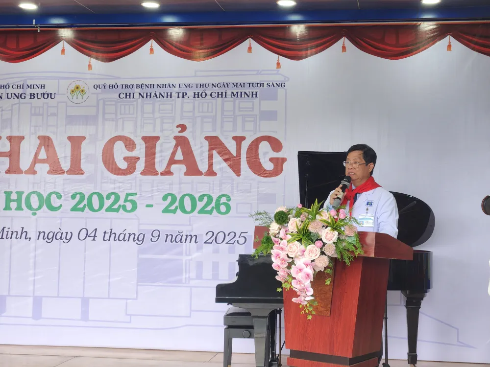 TS-BS Diệp Bảo Tuấn, Giám đốc Bệnh viện Ung bướu TPHCM phát biểu tại lễ khai giảng 20250904_074921.jpg