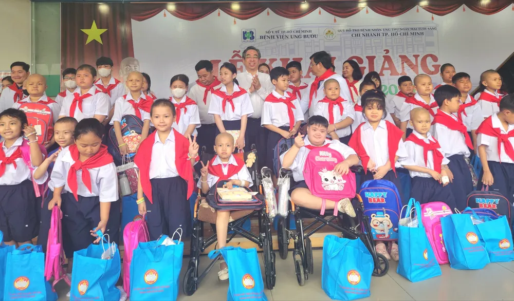 Phó Bí thư Thành ủy TPHCM Nguyễn Phước Lộc trao quà đến 40 bệnh nhi của lớp học Hoa hướng dương 20250904_080647.jpg