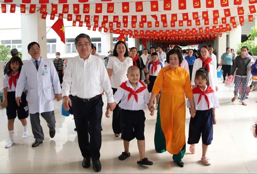 Phó Bí thư Thành ủy TPHCM Nguyễn Phước Lộc trong lễ khai giảng lớp học Hoa hướng dương
