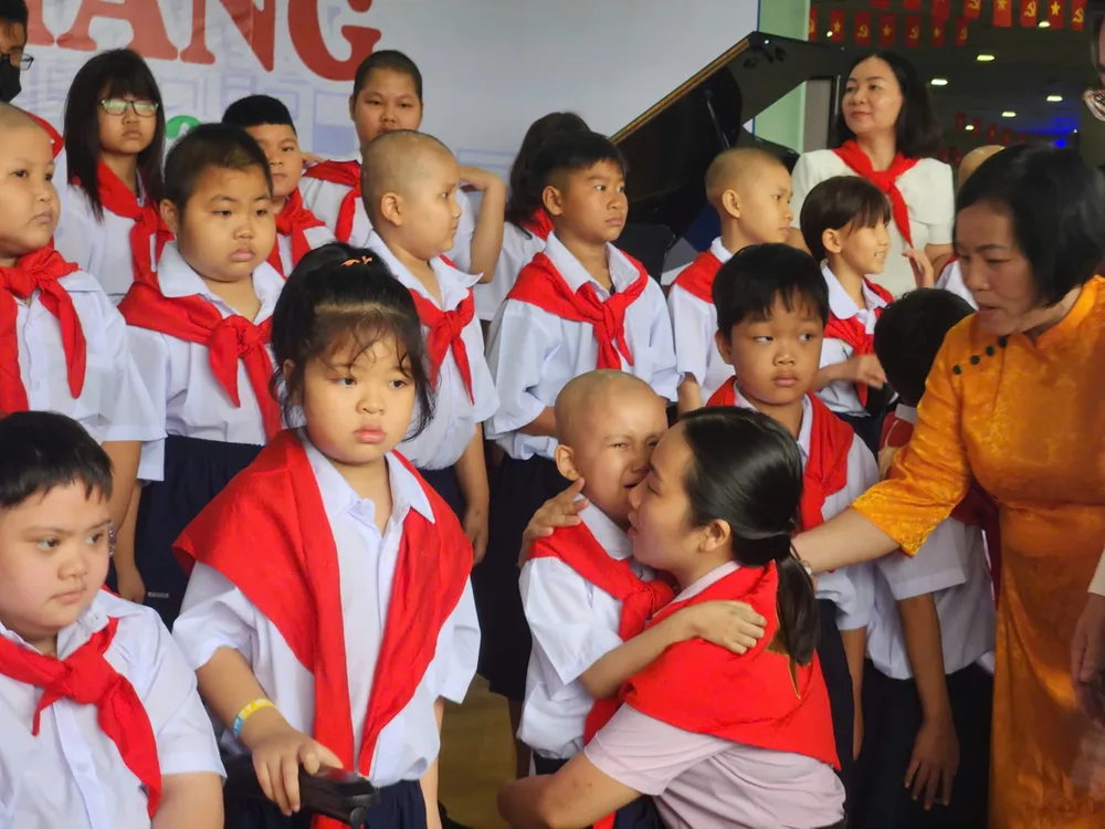 Một bệnh nhi bật khóc vì vết kim truyền trên tay bị đau z6975433936598_7fa9501fbc755cc52da75910fb4bd3e6.jpg