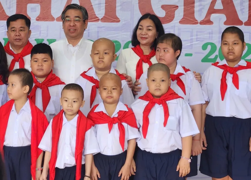 Lễ khai giảng lớp học của những em bé trọc đầu - những "chiến binh nhí" z6975433947915_2365a54a3c687854ffa01ae8c247dcf5.jpg