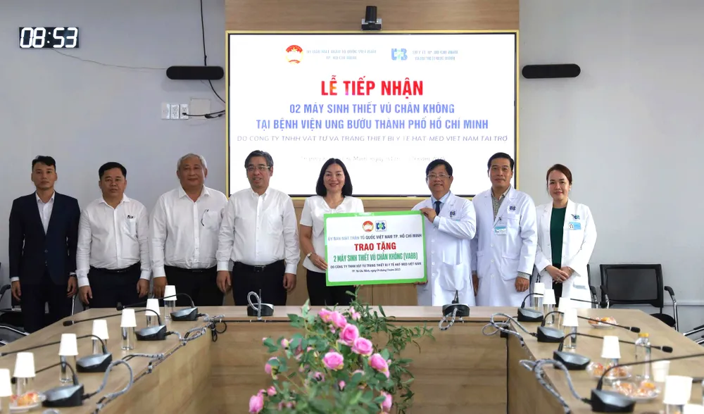 Bệnh viện Ung bướu TPHCM tiếp nhận 2 máy sinh thiết vú chân không.