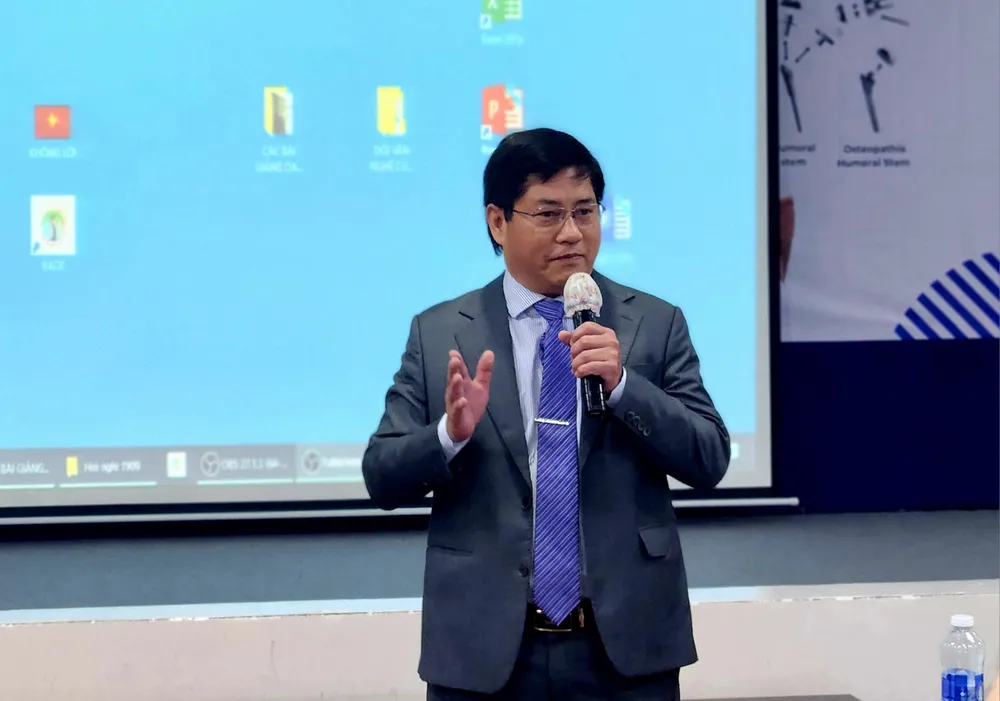 TS-BS Lê Văn Thọ, Trưởng khoa Bệnh học Cơ Xương Khớp, Bệnh viện Chấn thương Chỉnh hình TPHCM phát biểu tại hội thảo 20250919_085509.jpg