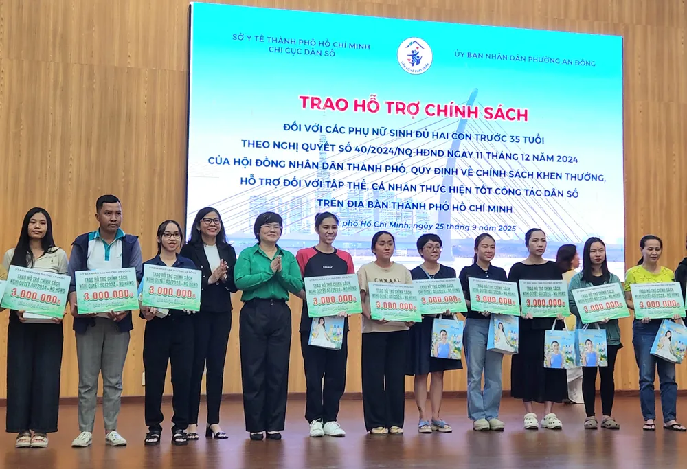 Trao hỗ trợ chính sách cho 22 trường hợp sinh đủ con trước 35 tuổi tại phường An Đông, TPHCM 20250925_082758.jpg