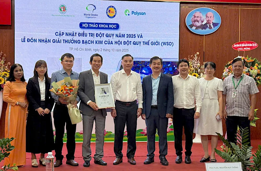 Bệnh viện Lê Văn Thịnh đón nhận chứng nhận bạch kim của Hội Đột quỵ thế giới ok .jpg
