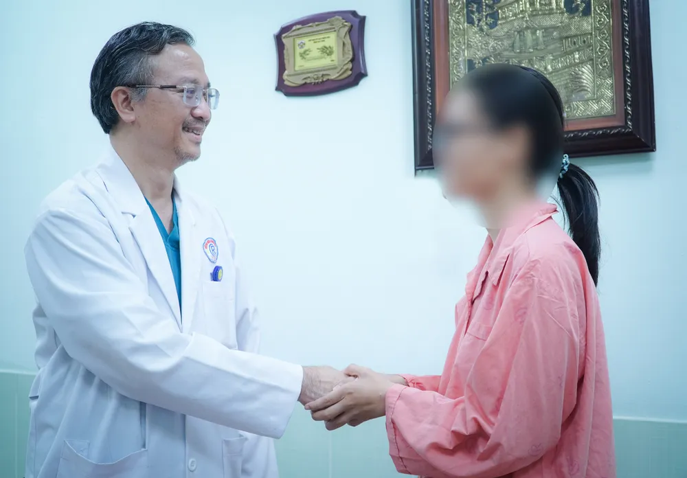 BS Nguyễn Thái An và bệnh nhân sau khi phẫu thuật thành công CRH07647.JPG
