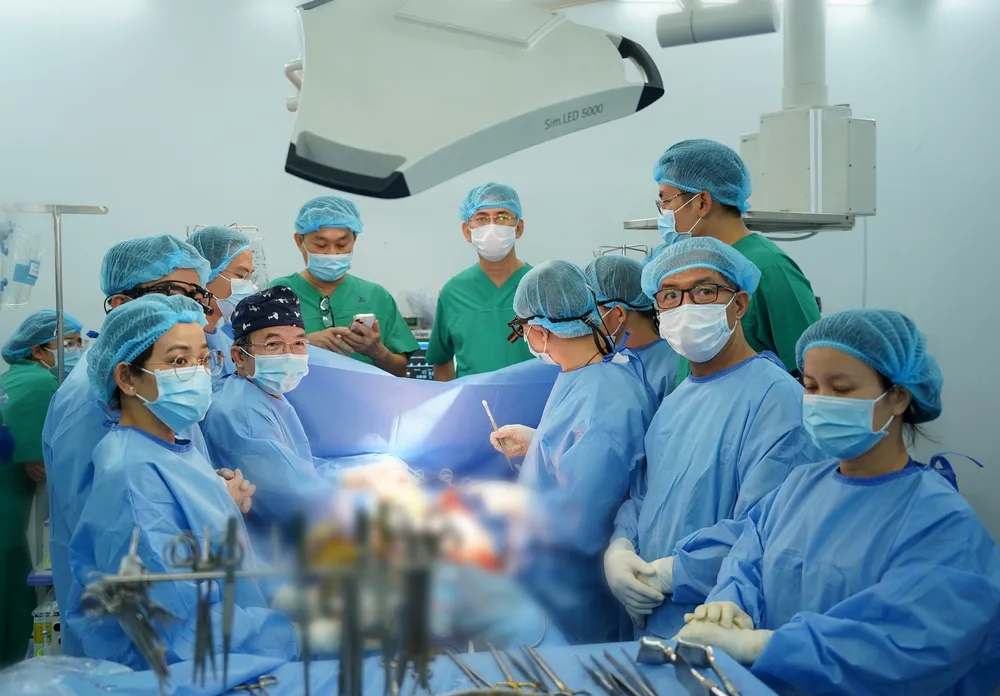 Các bác sĩ phẫu thuật lấy mô, tạng từ người hiến chết não DSC00582.png