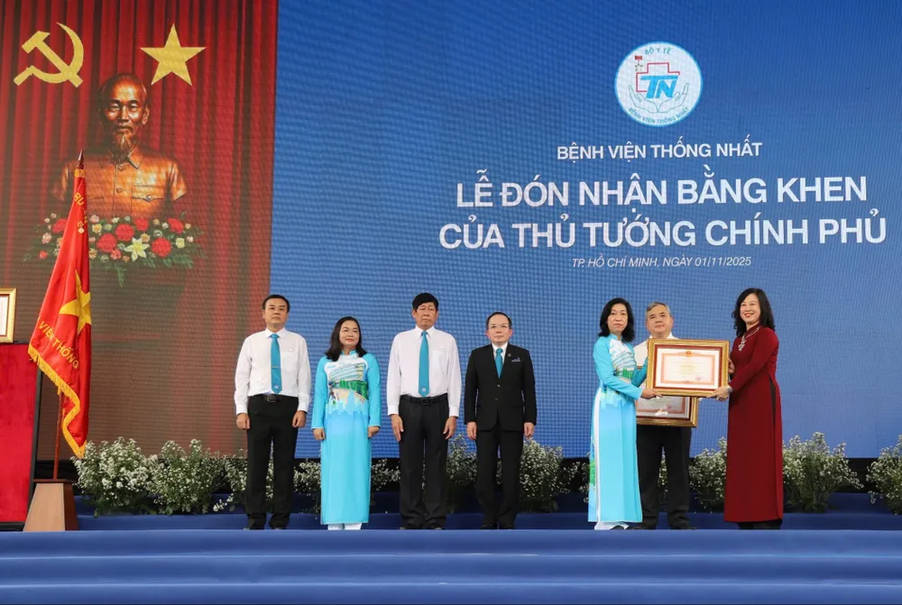 Bộ trưởng Bộ Y tế Đào Hồng Lan trao Bằng khen của Thủ tướng Chính phủ cho các tập thể, cá nhân z7177514061041_63c628f0b83962f8d25aa8d5f9cfa5e4.jpg