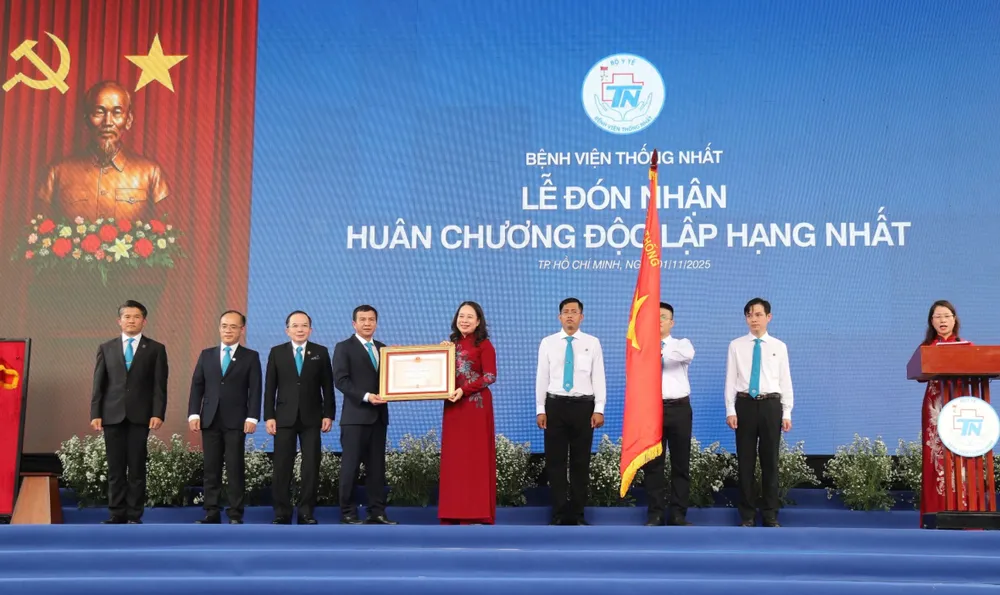 Phó Chủ tịch nước Võ Thị Ánh Xuân trao tặng Huân chương Độc lập hạng Nhất cho Bệnh viện Thống Nhất z7177514092834_380add5906e99e8be673832c8e45fd48.jpg