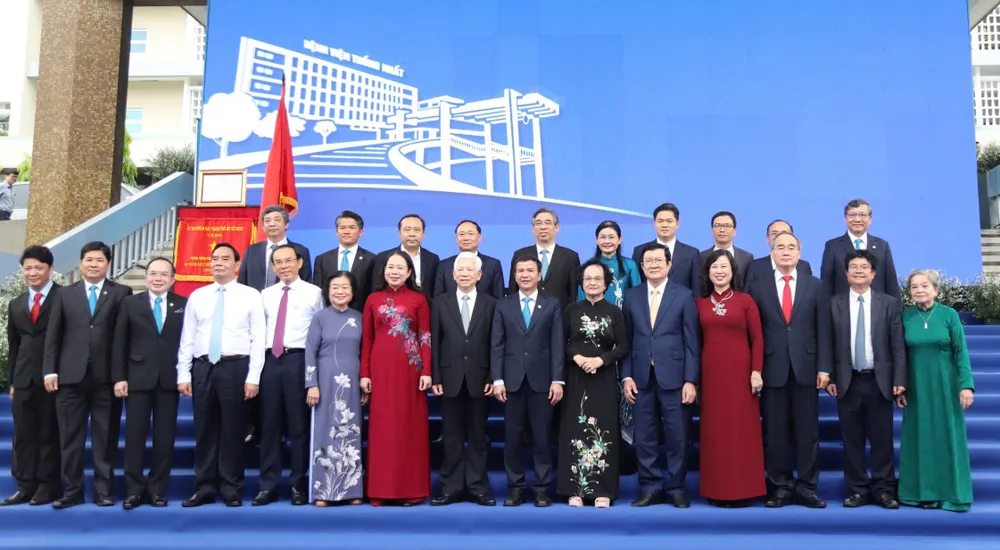 Các đồng chí lãnh đạo, nguyên lãnh đạo Đảng, Nhà nước và TPHCM tại lễ kỷ niệm sáng 1-11 z7177514092996_7cde273bc65cc59d58fb4d728a4a2071.jpg