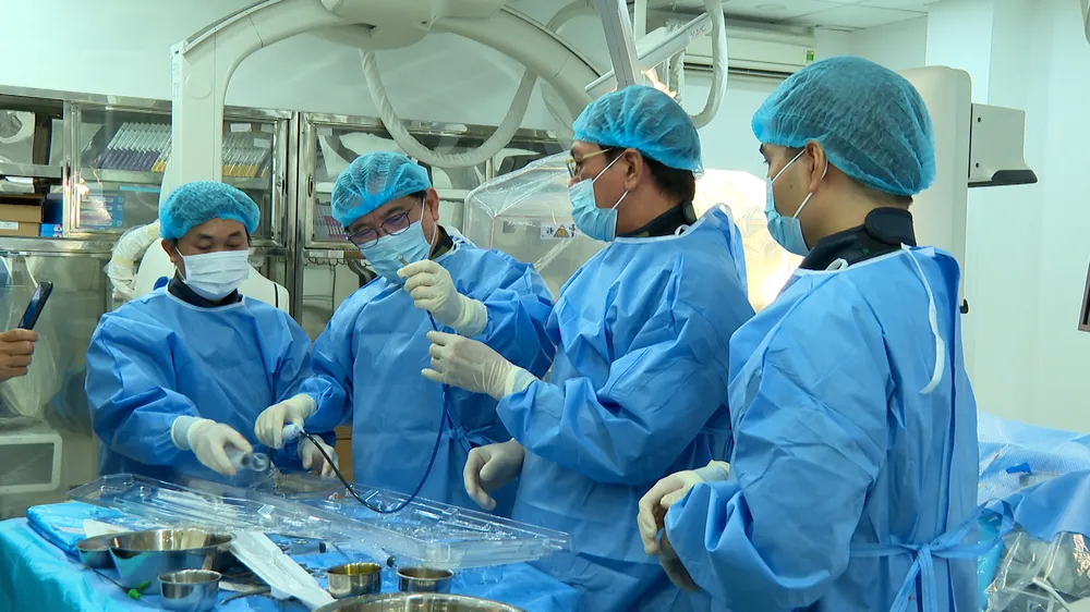 ທີມງານໄດ້ສືບຕໍ່ວາງເຄື່ອງກະຕຸ້ນຈັງຫວະໄຮ້ສາຍໃສ່ຄົນເຈັບ. ca mo 14.jpg