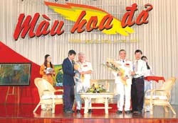 Sáng ngời “Màu hoa đỏ” ảnh 2 Sáng ngời “Màu hoa đỏ” ảnh 2
