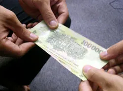 Bắt cán bộ địa chính nhận hối lộ, lừa đảo