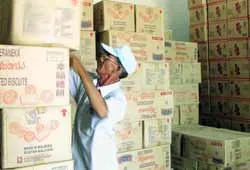 Cảnh giác với bánh ngoại giá rẻ