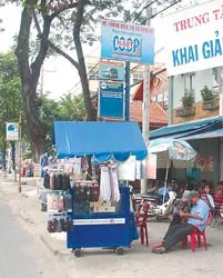 Chiếm trạm xe buýt để buôn bán mà không bị xử lý
