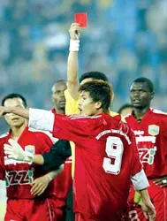 “Nóng” vì quyết tâm của các cầu thủ và vì... trọng tài ảnh 1 “Nóng” vì quyết tâm của các cầu thủ và vì... trọng tài ảnh 1