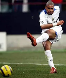 Adriano quyết nối bước ảnh 1 Adriano quyết nối bước ảnh 1