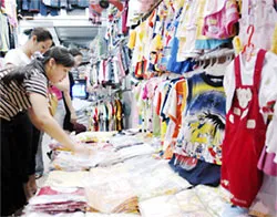 Mệt mỏi vì cạnh tranh với hàng thời trang Trung Quốc