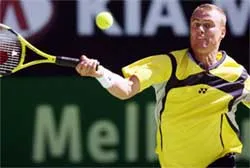 Hewitt làm thót tim