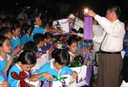 Chăm lo Tết cho người nghèo và trẻ khuyết tật mồ côi