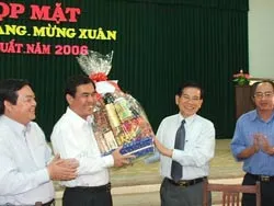 Bí thư Thành ủy TPHCM Nguyễn Minh Triết thăm, chúc Tết các quận, huyện