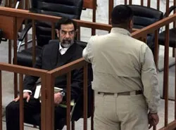 Hỗn loạn tại phiên xét xử Saddam Hussein
