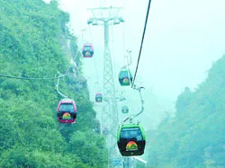 Trẩy hội trong chen lấn