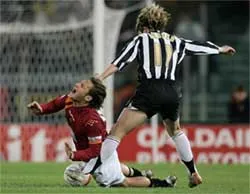 Totti e sợ bị chấn thương ảnh 1 Totti e sợ bị chấn thương ảnh 1