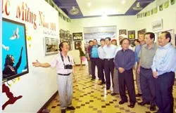 Chủ tịch UBND TP Lê Thanh Hải thăm triển lãm ảnh “Hồn Việt”