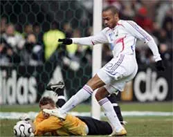 Italia hạ gục Đức, Pháp thua trên sân nhà ảnh 2